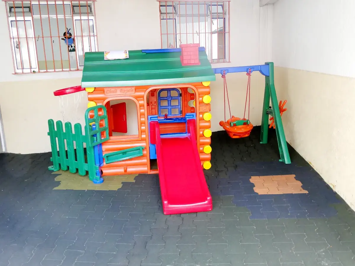 Brinquedoteca com casinha, escorregador e balanço